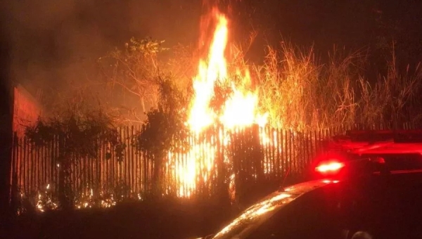 Incêndio de terreno baldio se espalha por quintais em Cruzeiro do Sul